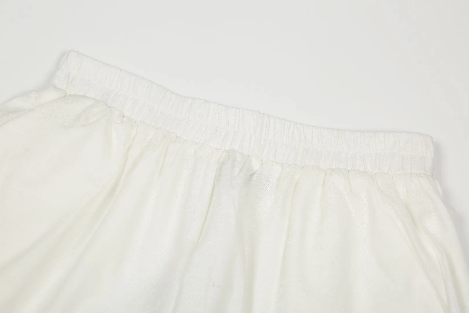 P210 White background picture [High-end quality] Style number: 25052# Color: Navy blue/off-white/light khaki/ice blue/dark khaki Size: S to XL - Ralph Lauren/Ralph Lauren 25SS Summer hot item high-quality lazy old money style linen couple style five-point shorts - originality restoration 105% cotton blended bamboo linen on the face Super soft nylon elastic in the same color ✅ - 100% restored workmanship Short five-point version, double-layered inside and outside to prevent exposure, double stitching to cover the independent waistband ✅ - Professional washing before the car, the texture of the fabric is tight and soft ✅ - RL/Ralph Lauren linen shorts are simply a summer savior. The linen material allows every pore to breathe freely, say goodbye to sticky heat. Walking on the road, the wind blows, and the heat all over the body is instantly smoothed away. The bamboo texture is natural and unique, simple and pure texture, full of laziness and old money style.